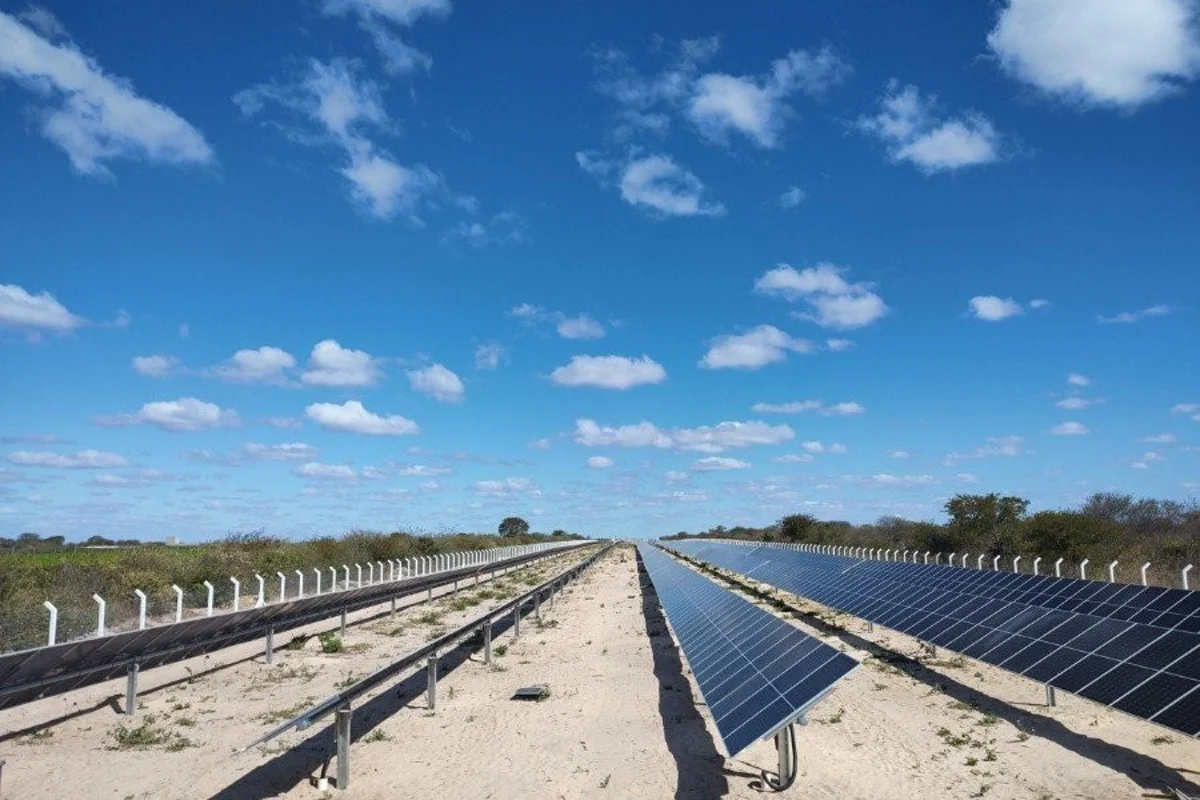 Usina fotovoltaica da Maxo Engenharia com os módulos fotovoltaicos instalados